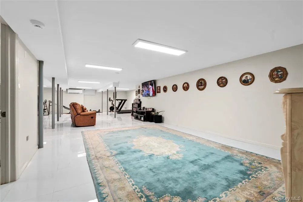 105 Park Lane Douglaston, NY 11363