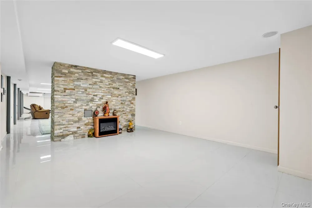 105 Park Lane Douglaston, NY 11363