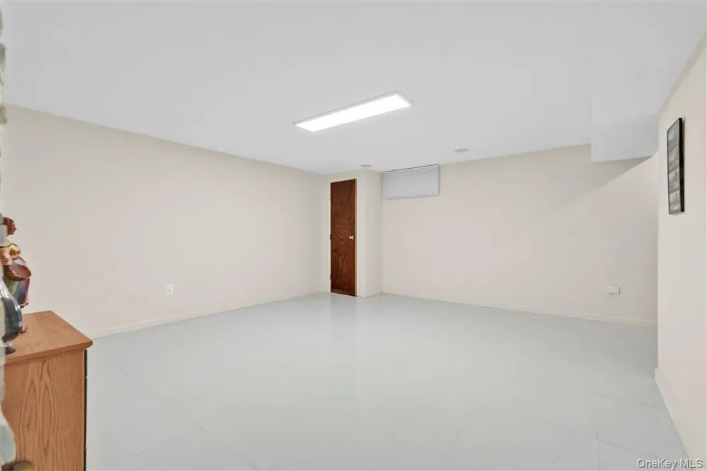 105 Park Lane Douglaston, NY 11363
