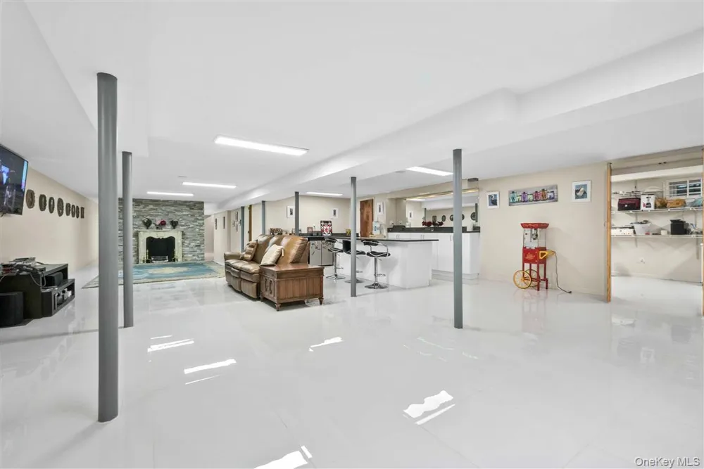 105 Park Lane Douglaston, NY 11363