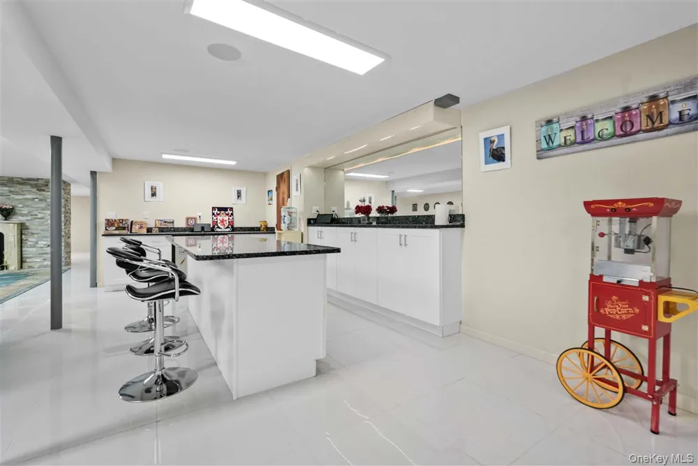 105 Park Lane Douglaston, NY 11363