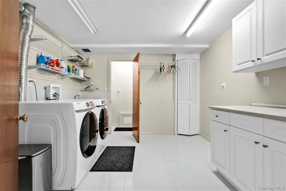105 Park Lane Douglaston, NY 11363