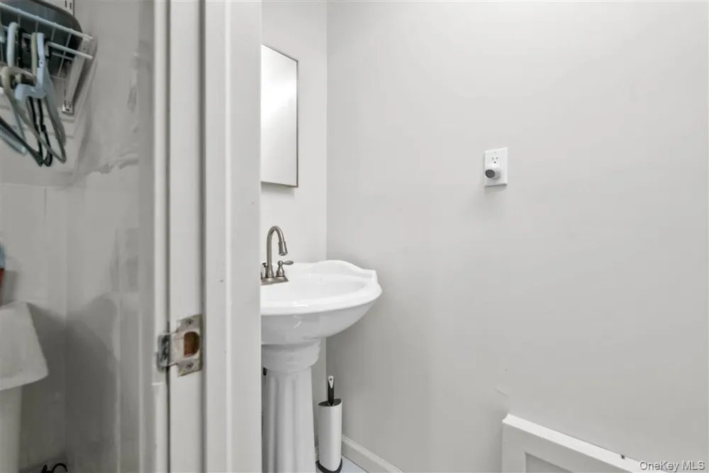 105 Park Lane Douglaston, NY 11363