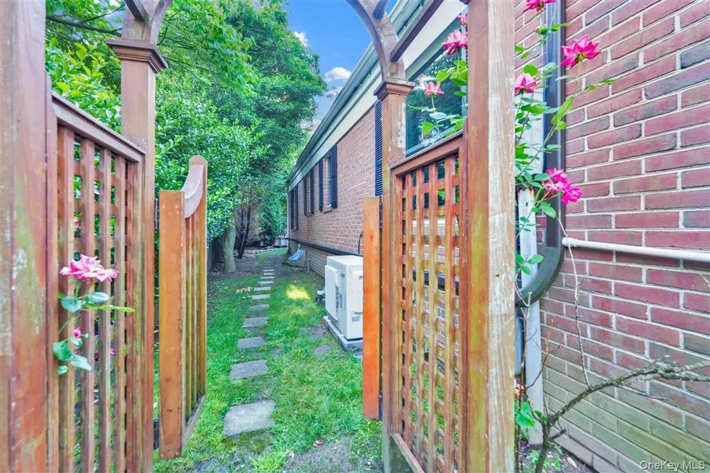 105 Park Lane Douglaston, NY 11363