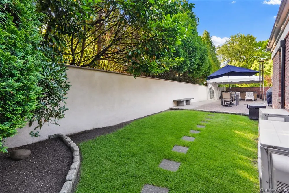 105 Park Lane Douglaston, NY 11363