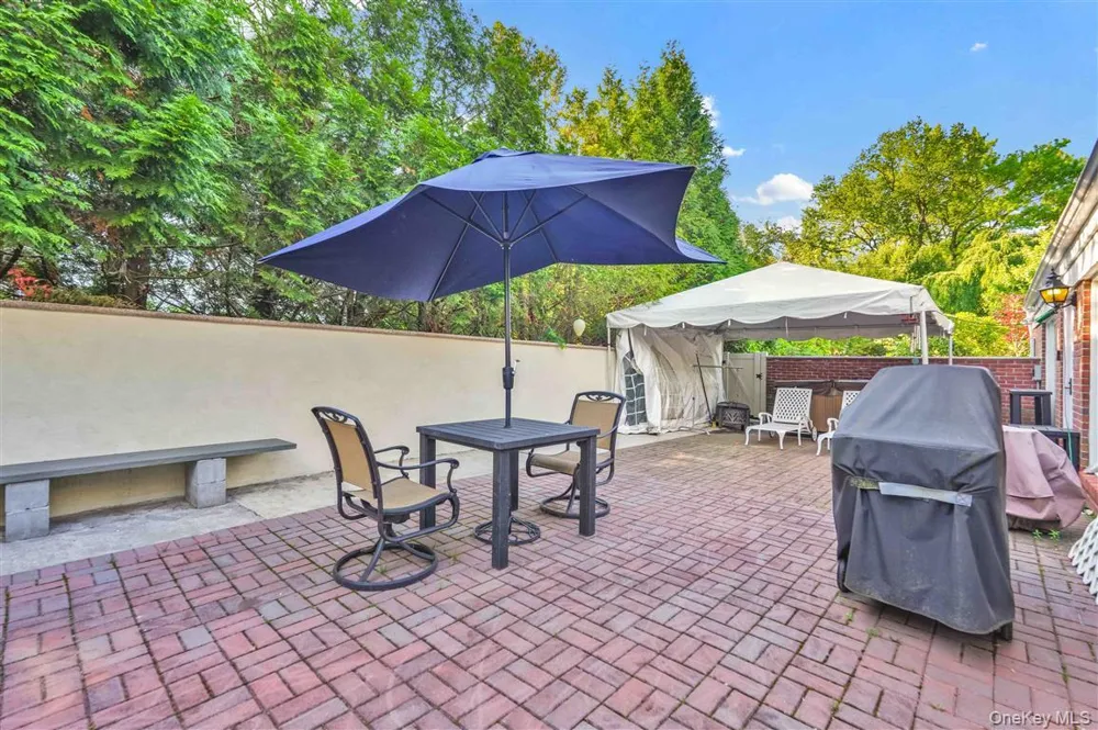 105 Park Lane Douglaston, NY 11363