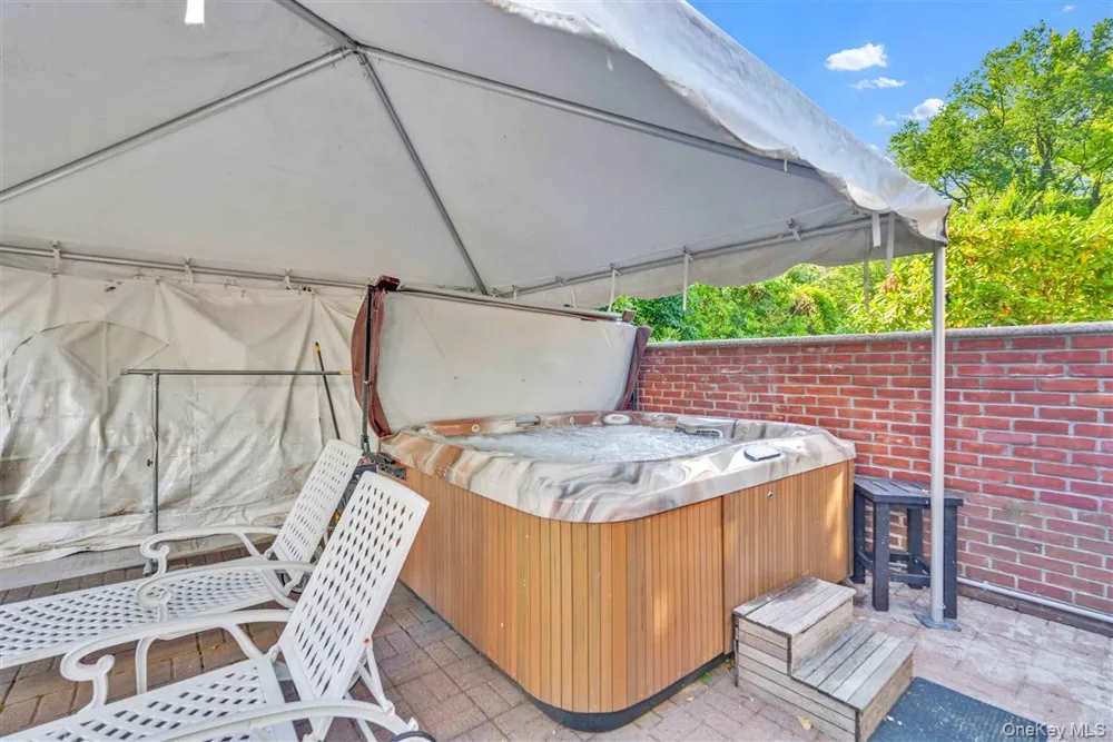 105 Park Lane Douglaston, NY 11363