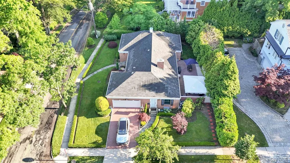 105 Park Lane Douglaston, NY 11363