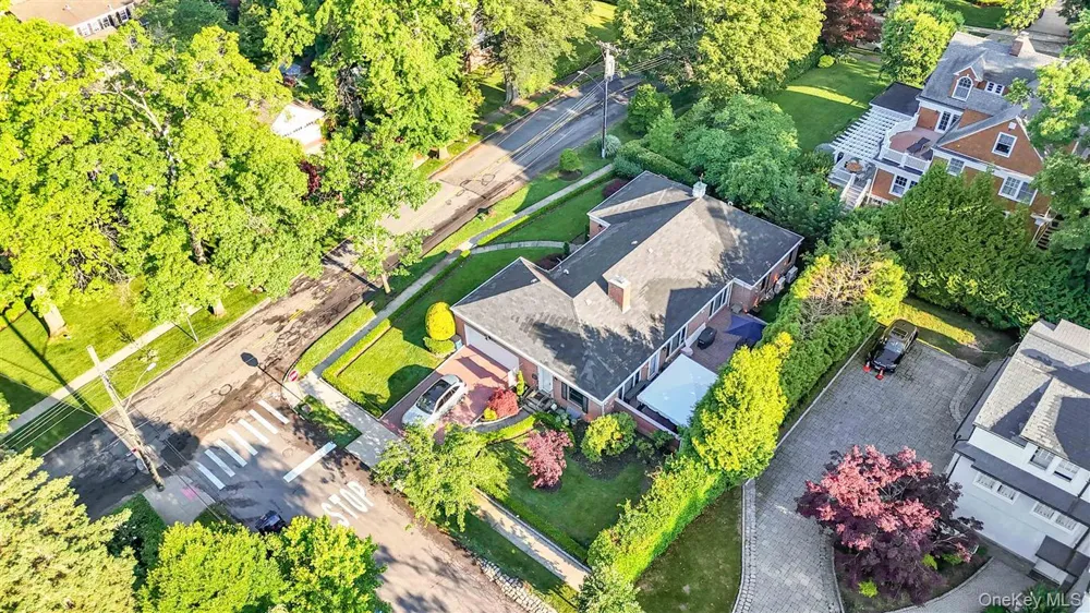 105 Park Lane Douglaston, NY 11363