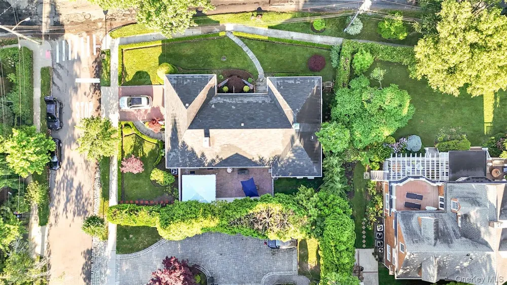 105 Park Lane Douglaston, NY 11363