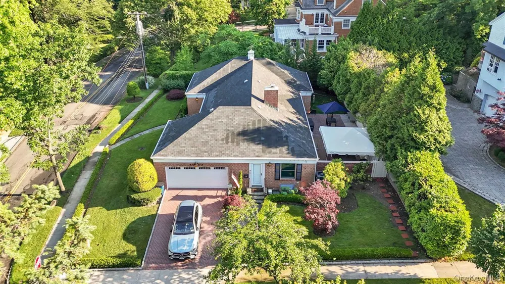 105 Park Lane Douglaston, NY 11363