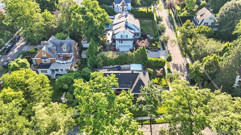 105 Park Lane Douglaston, NY 11363