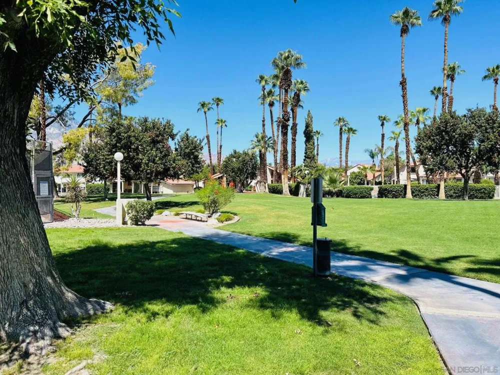 6135 Montecito Dr #5 Palm Springs, CA 92264
