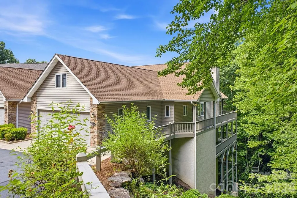 2204 E Cumming Woods Lane Hendersonville, NC 28739