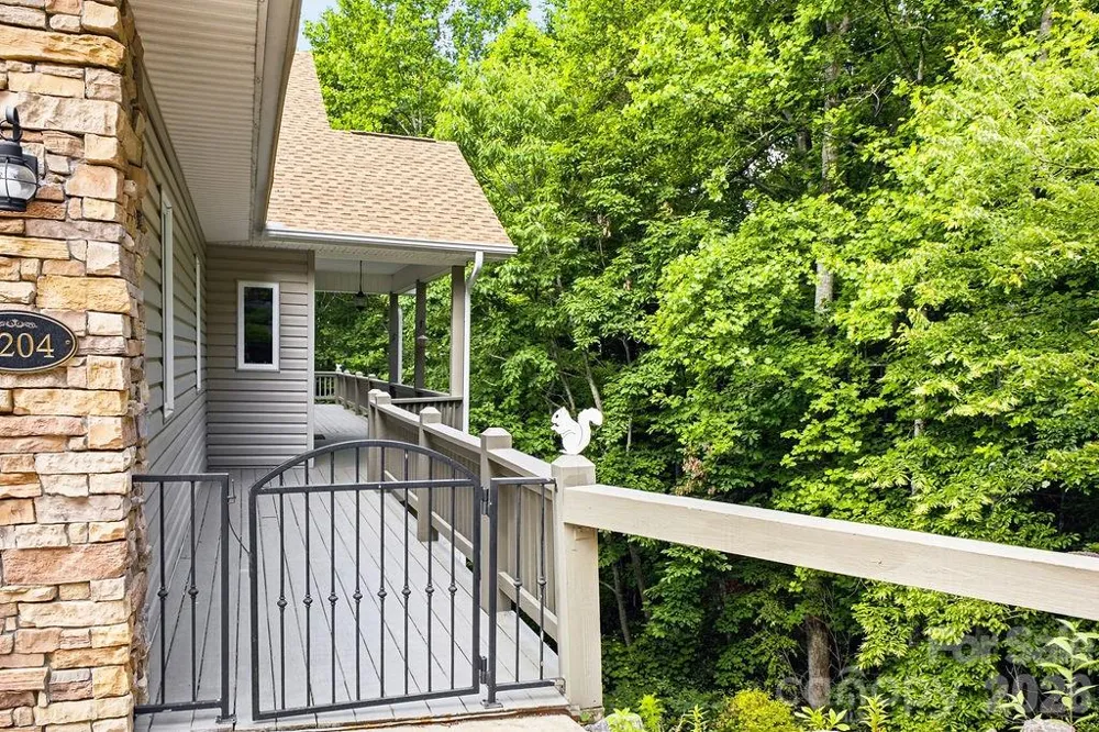 2204 E Cumming Woods Lane Hendersonville, NC 28739