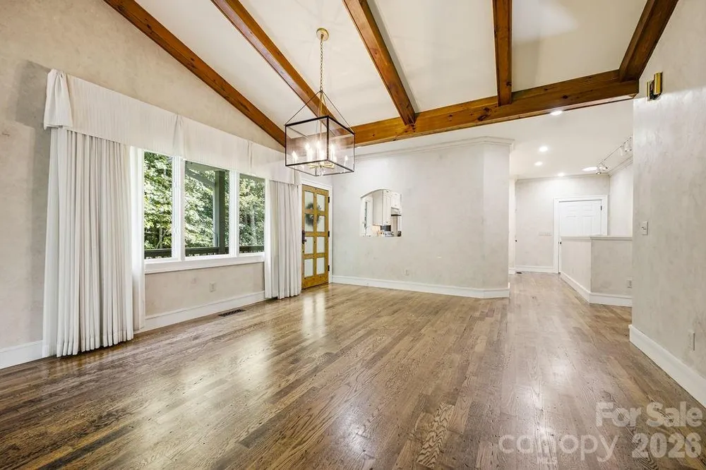 2204 E Cumming Woods Lane Hendersonville, NC 28739
