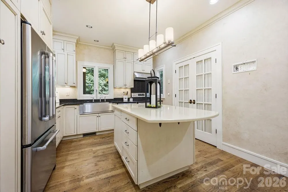 2204 E Cumming Woods Lane Hendersonville, NC 28739