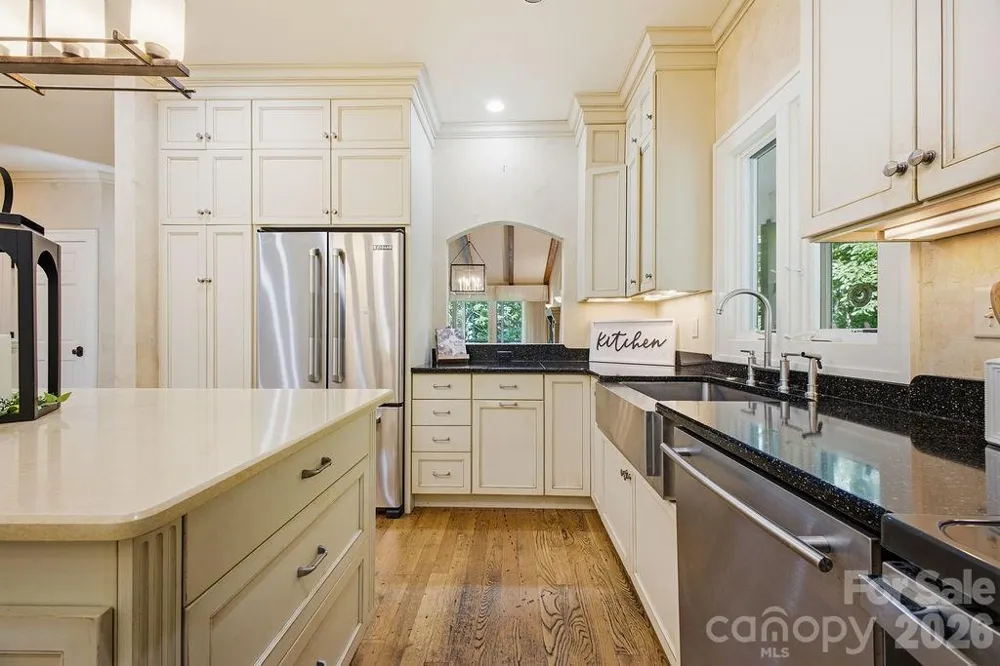 2204 E Cumming Woods Lane Hendersonville, NC 28739