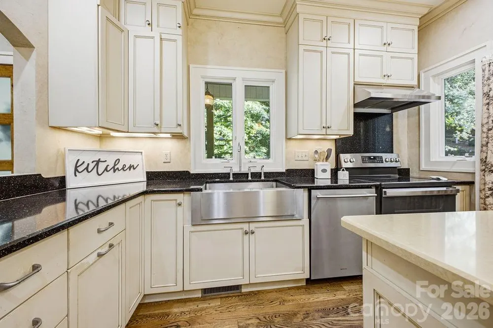 2204 E Cumming Woods Lane Hendersonville, NC 28739
