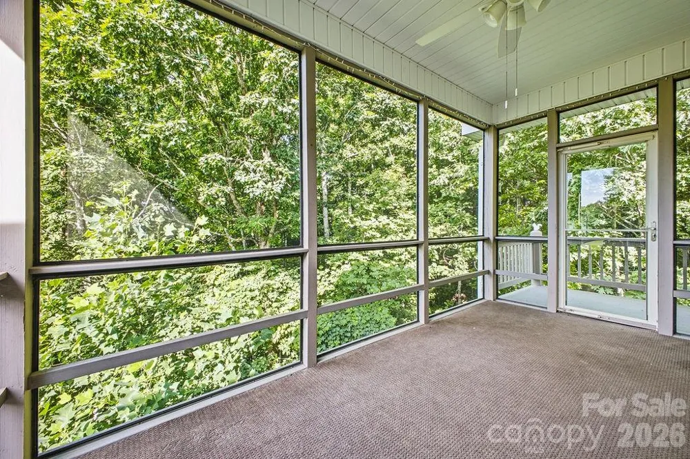 2204 E Cumming Woods Lane Hendersonville, NC 28739