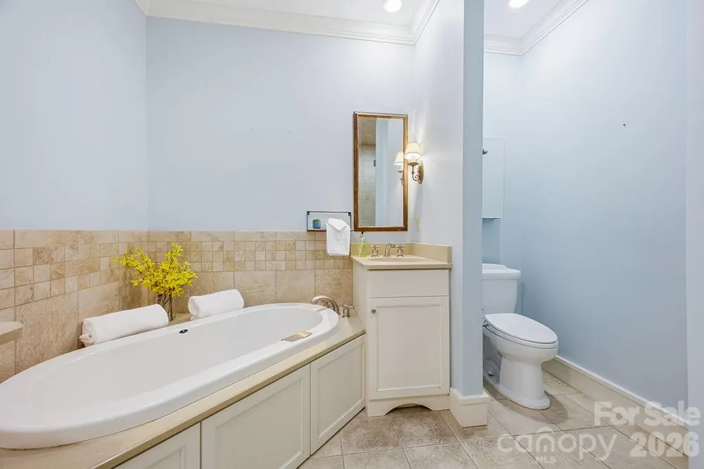 2204 E Cumming Woods Lane Hendersonville, NC 28739