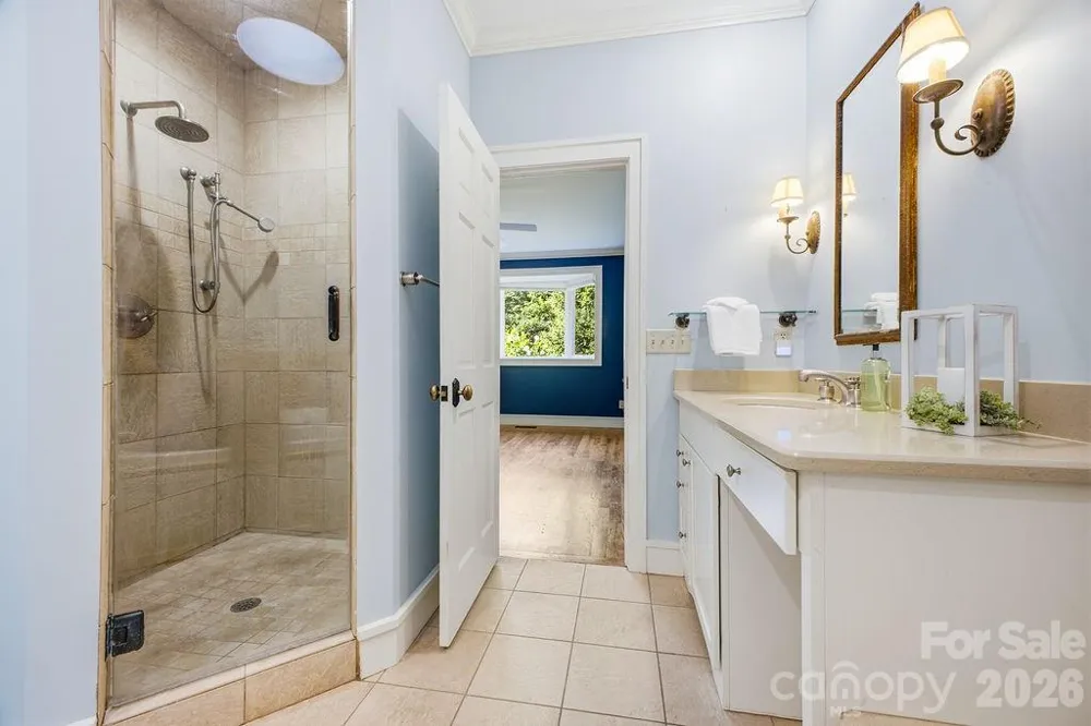 2204 E Cumming Woods Lane Hendersonville, NC 28739
