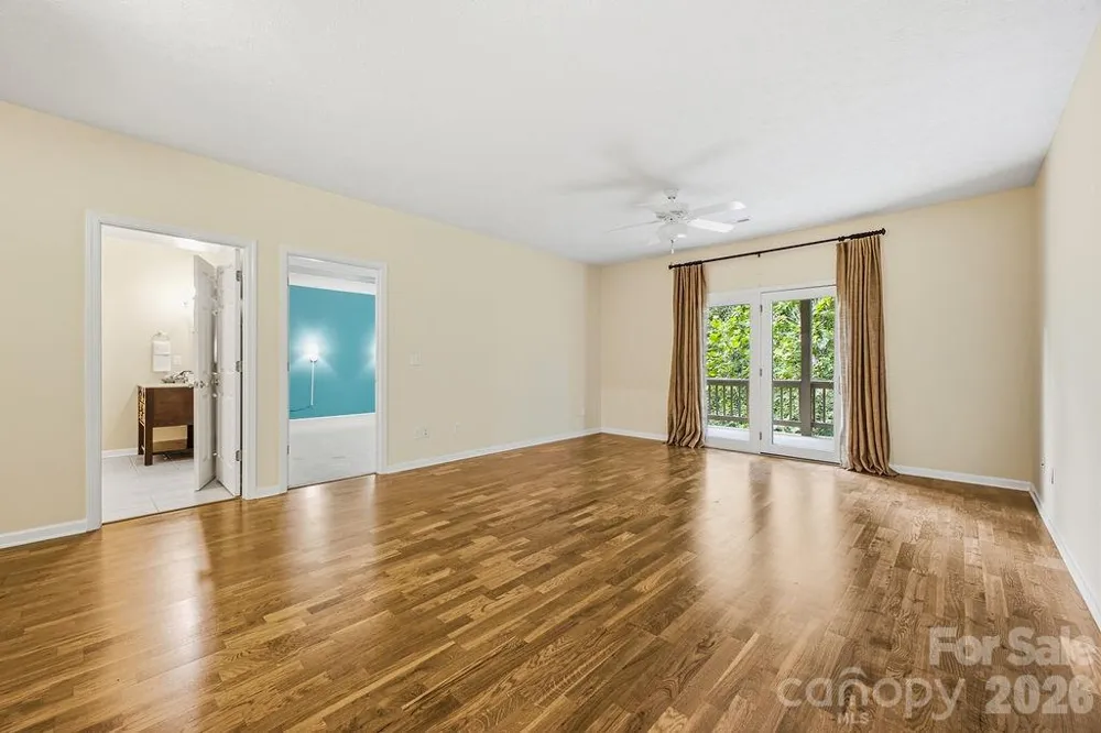2204 E Cumming Woods Lane Hendersonville, NC 28739