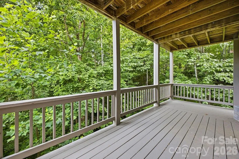 2204 E Cumming Woods Lane Hendersonville, NC 28739