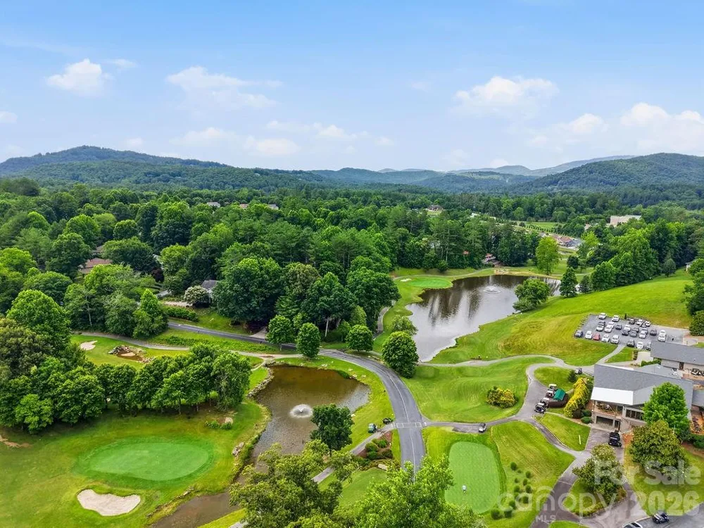 2204 E Cumming Woods Lane Hendersonville, NC 28739
