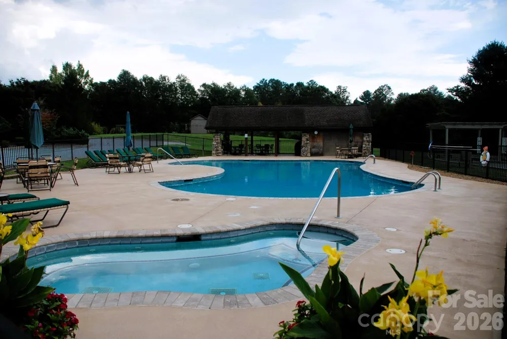 2204 E Cumming Woods Lane Hendersonville, NC 28739