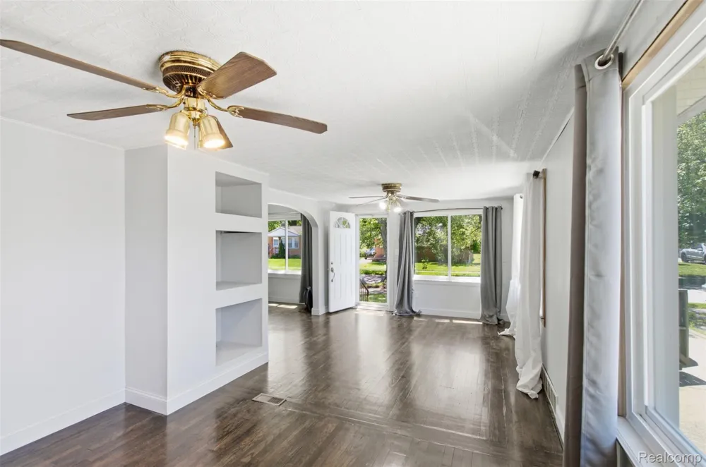 28640 Oakwood Street Inkster City, MI 48141