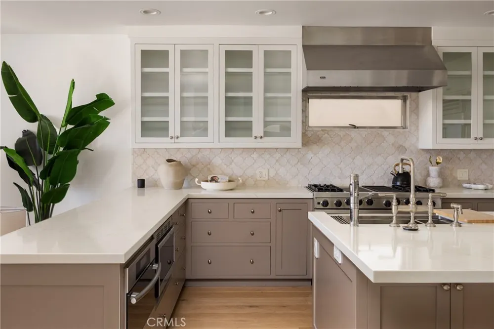 7204 W Oceanfront Newport Beach, CA 92663