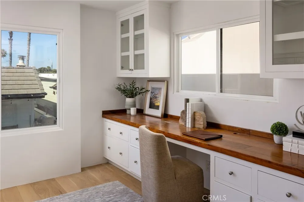 7204 W Oceanfront Newport Beach, CA 92663