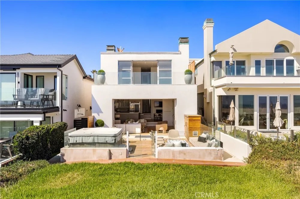 7204 W Oceanfront Newport Beach, CA 92663