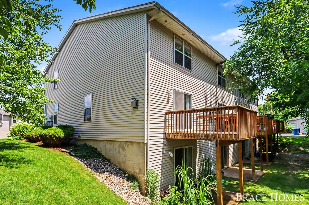 1776 Grand Court NE Grand Rapids, MI 49525