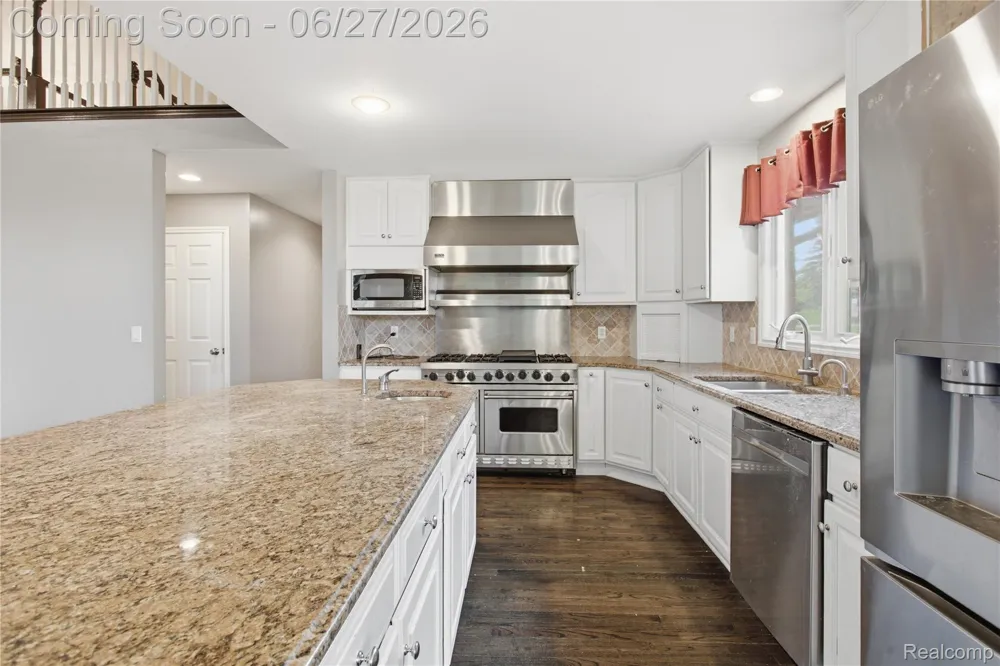 9015 Huron Bluffs Drive White Lake Charter Township, MI 48386