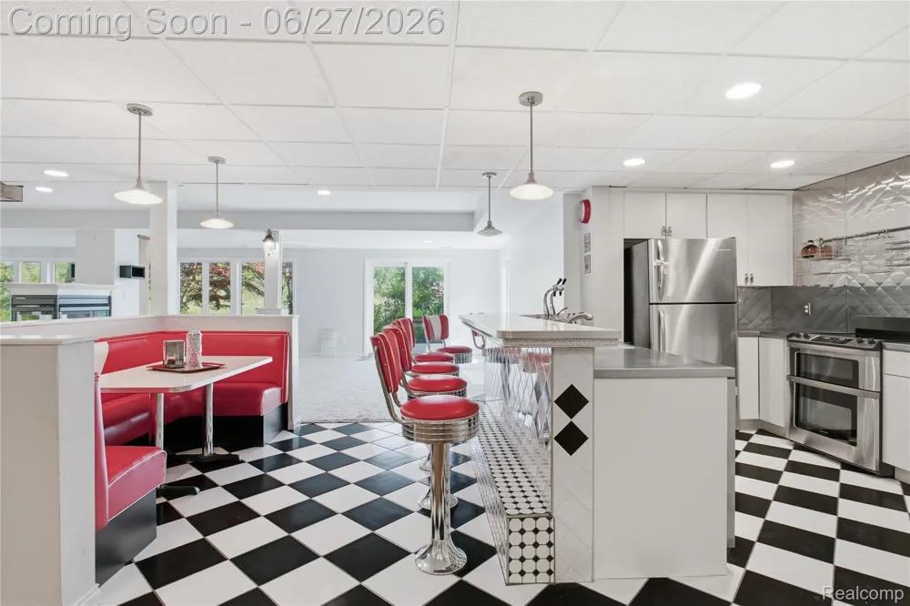 9015 Huron Bluffs Drive White Lake Charter Township, MI 48386