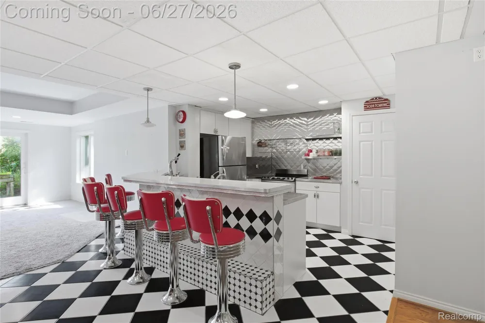 9015 Huron Bluffs Drive White Lake Charter Township, MI 48386