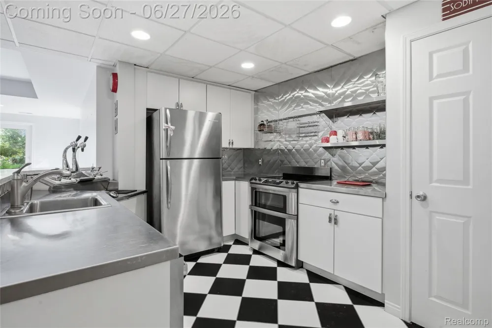 9015 Huron Bluffs Drive White Lake Charter Township, MI 48386