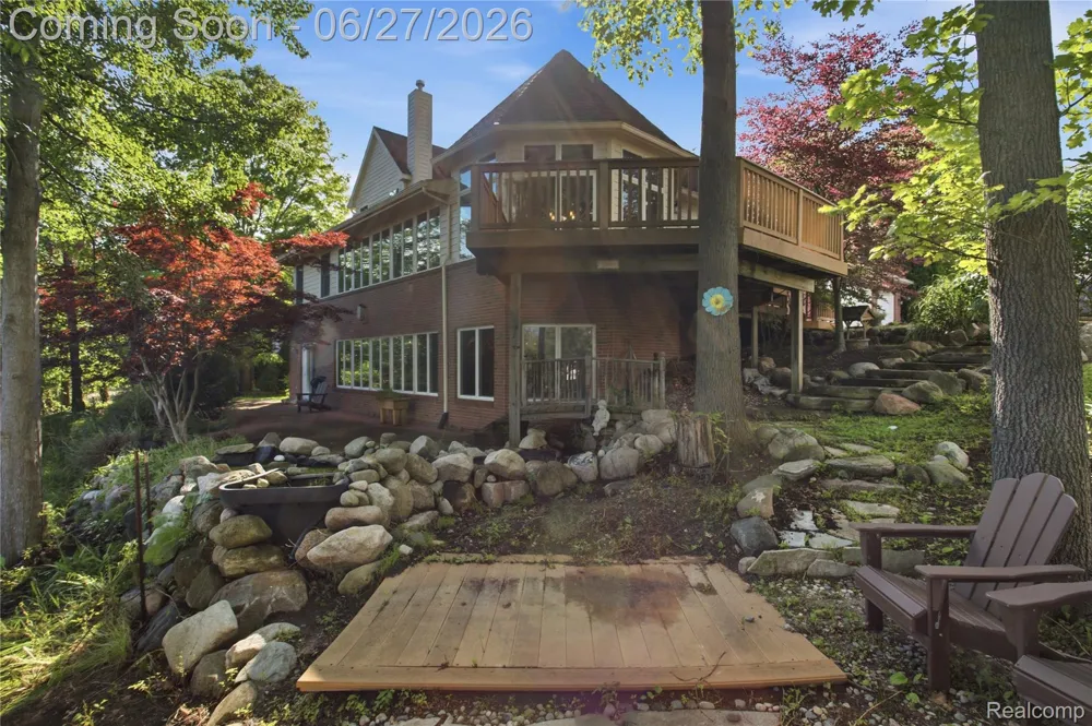 9015 Huron Bluffs Drive White Lake Charter Township, MI 48386