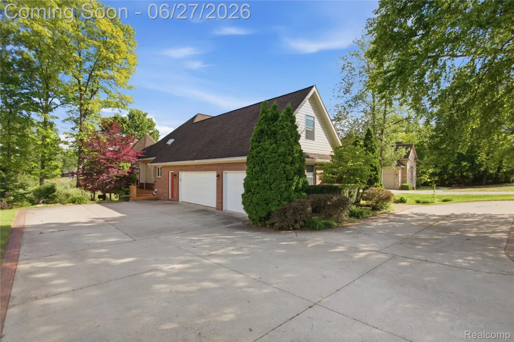 9015 Huron Bluffs Drive White Lake Charter Township, MI 48386