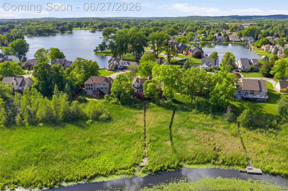 9015 Huron Bluffs Drive White Lake Charter Township, MI 48386