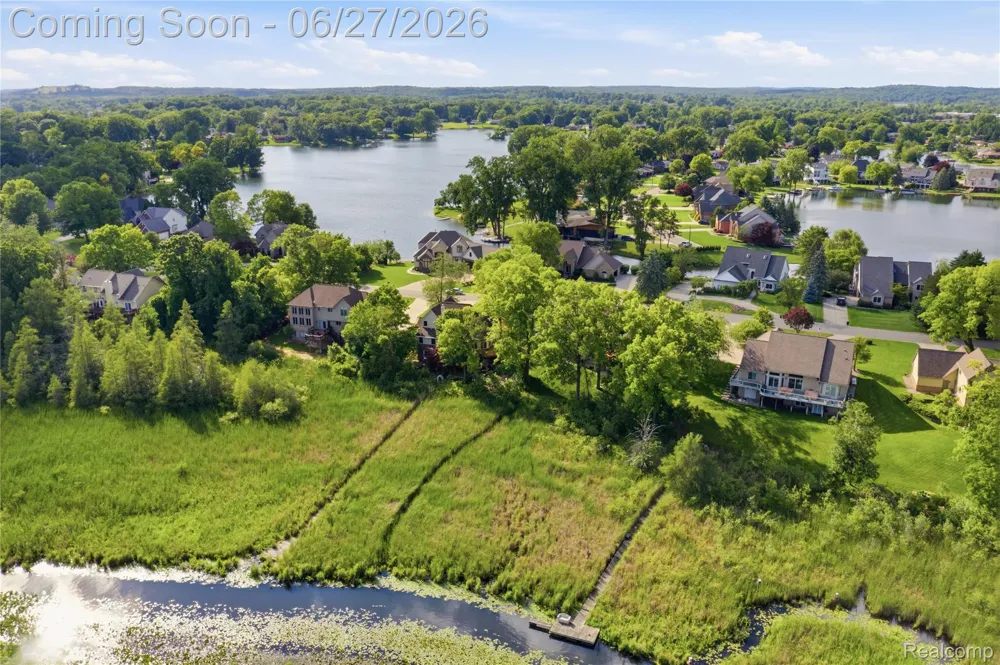 9015 Huron Bluffs Drive White Lake Charter Township, MI 48386