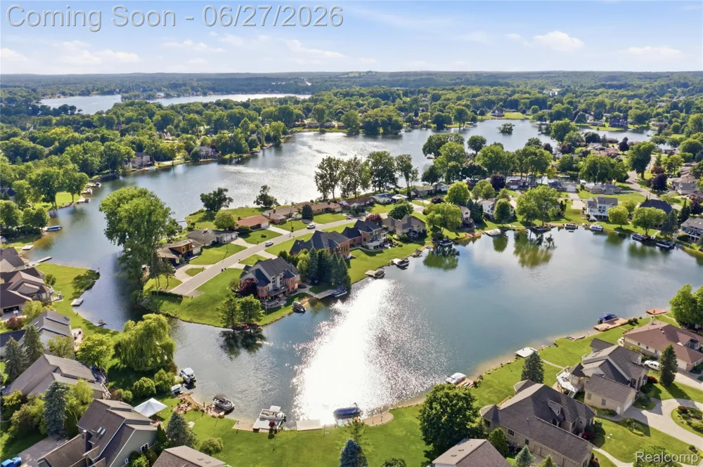 9015 Huron Bluffs Drive White Lake Charter Township, MI 48386