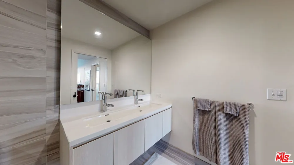 1050 S GRAND AVENUE #1303 Los Angeles, CA 90015