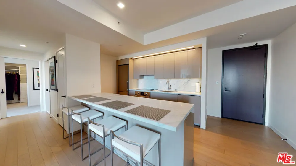 1050 S GRAND AVENUE #1303 Los Angeles, CA 90015