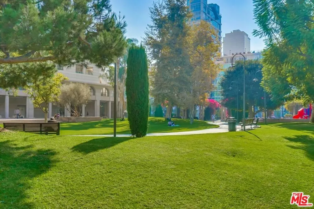 1050 S GRAND AVENUE #1303 Los Angeles, CA 90015