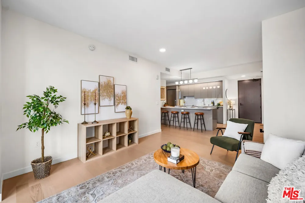 1050 S GRAND AVENUE #1303 Los Angeles, CA 90015