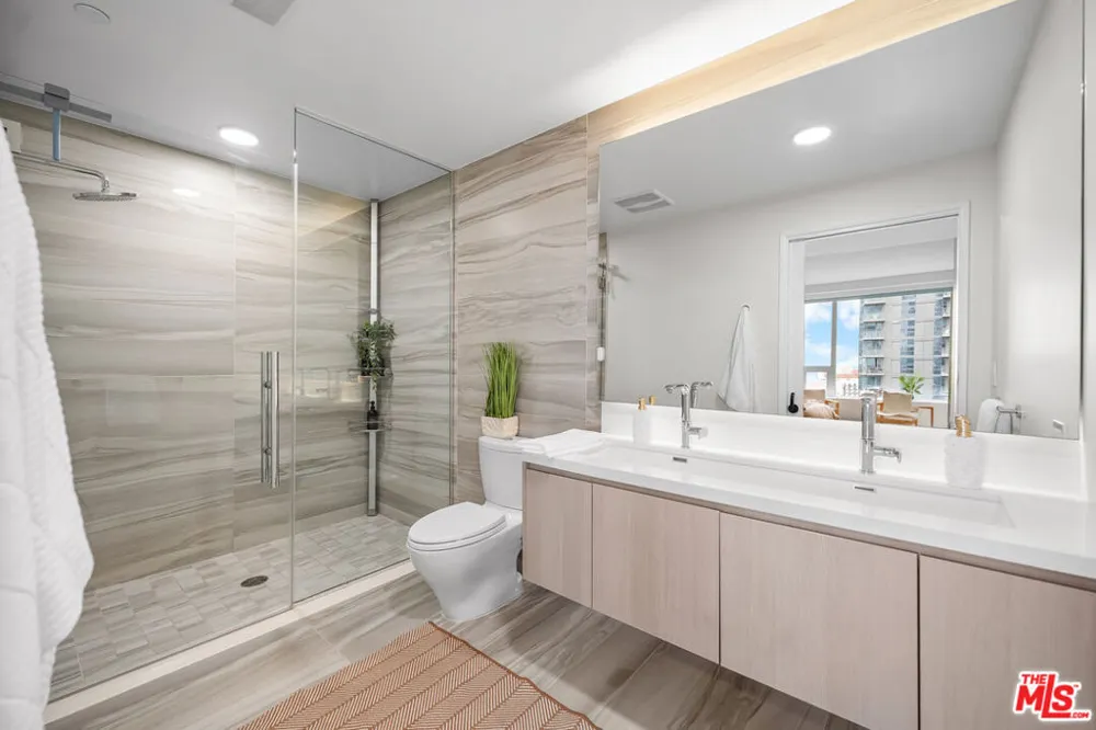 1050 S GRAND AVENUE #1303 Los Angeles, CA 90015