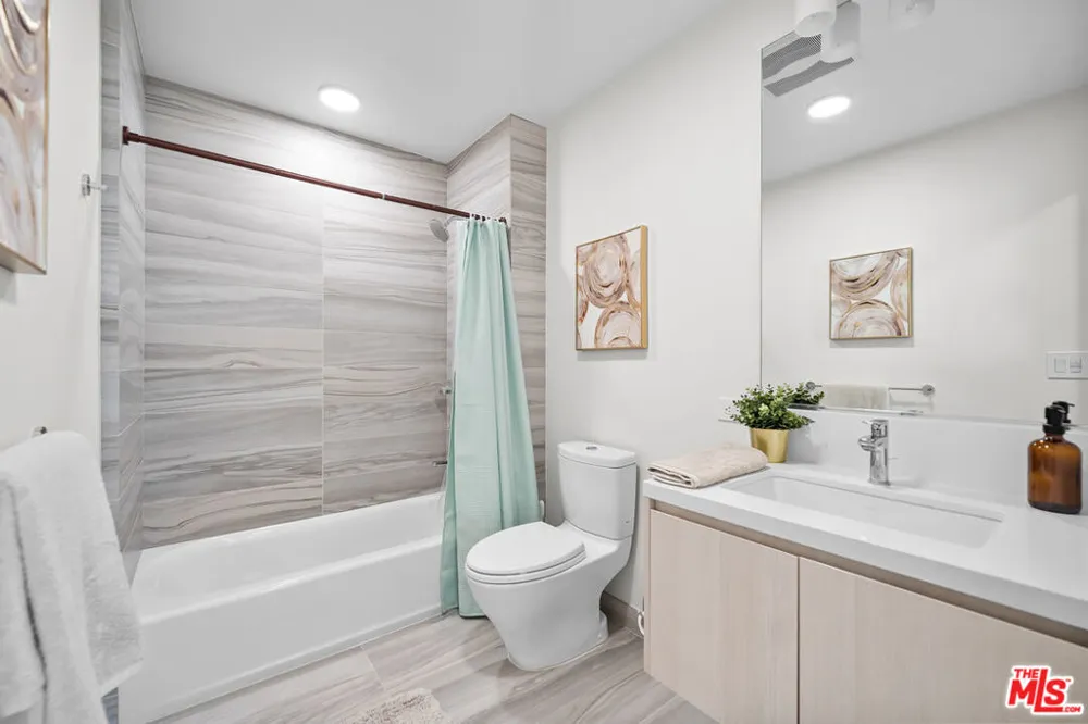 1050 S GRAND AVENUE #1303 Los Angeles, CA 90015